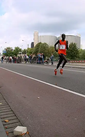 Ben Kimutai Kimwole in actie tijdens de Bredase Singelloop van 2006.