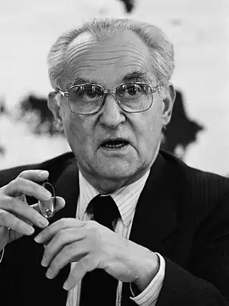 Ben Polak bij de presentatie van het boek "Johnson Moordenaar" in Nieuwspoort (1986)