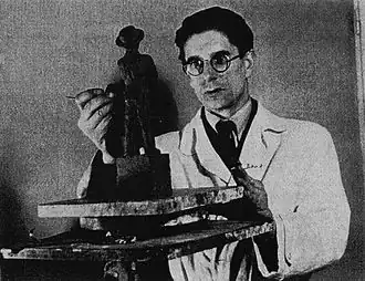 Beeldend kunstenaar Ben Renvall ontwerpt het beeld in 1944