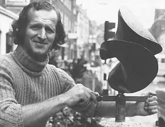 Slock in 1974 bij een eigen beeld in de Molenstraat te Roosendaal.