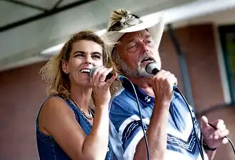 Ben Steneker tijdens een optreden met zijn dochter Carmen in 2004