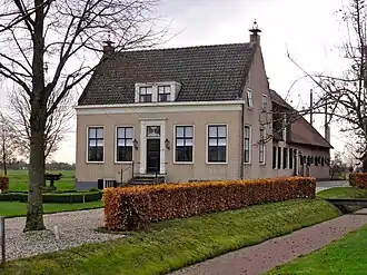 Hendrikahoeve, boerderij met een monumentaal dwarsgeplaatst woonhuis in Traditioneel Ambachtelijke stijl