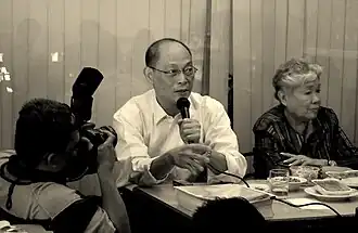 Professor Benjamin Diokno (met microfoon) met professor Liling Briones in 2008