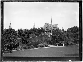 Foto van het Kronenburgpark, gemaakt door Benjamin Wilhelmus Stomps omstreeks 1894. De kerk helemaal rechts (waarvan ook het schip is te zien) is de Franciscuskerk aan de Doddendaal
