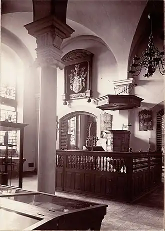 Opstelling van protestantse kerkelijke bouwkunst in het Rijksmuseumgebouw.