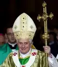 Paus Benedictus XVI met de kruisstaf van paus Pius IX in 2008