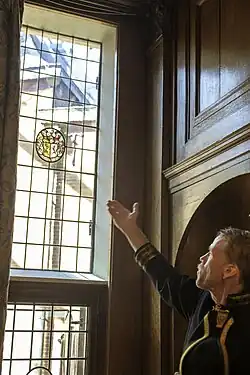 Beno Hofman verkleed als Carel Coenraad Geertsema bij zijn wapen in het provinciehuis van Groningen tijdens Monumentendag 2016. Geertsema was een drijvende kracht achter de plaatsing van deze wapens van Commissarissen van de Koningin van Groningen in het provinciehuis.