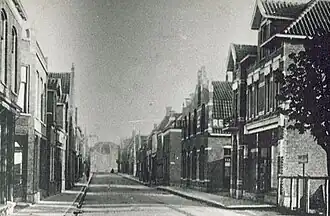 Het pand in 1930 (rechtsvoor op de foto)