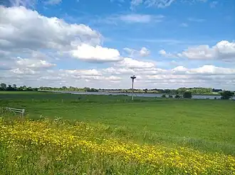 Ooievaarsnest bij de IJssel in de Zalkerwaard, tussen Zalkerbos (links) en Bentinckswelle (rechts)