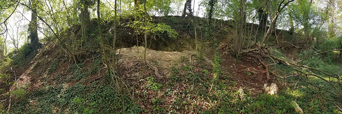 de wand waarin de drie groeve-ingangen zich bevinden
