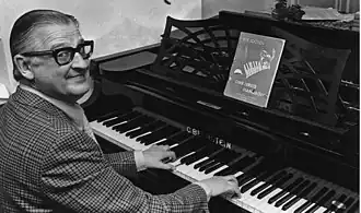 Ber Joosen met zijn "Ons eerste pianoboek" (1975)