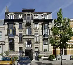 Dubbelwoonst in late-art-nouveautrant, in het oostelijk straatdeel. Beschermd monument..