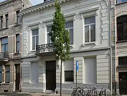 Neoclassicistisch dubbelhuis in het westelijk straatdeel.