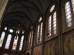 H.-Hartbasiliek: lichtbeukvensters en gewelven van de hoofdbeuk.