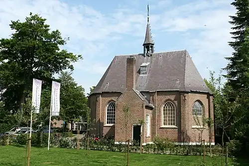Zijaanzicht van het protestantse kerkje in Bergeijk.