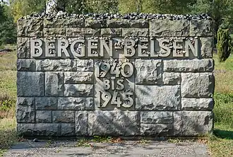 Monument bij de ingang van Bergen-Belsen