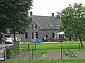 Voormalige boerderij thans woonhuis in Traditionalisme stijl
