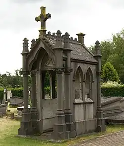 R.K. Begraafplaats: grafkapel in neo-gotische stijl