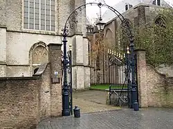 Monumentaal toegangshek aan de Kerkstraat