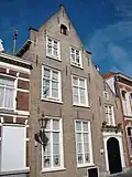 Huis dat met een verdieping verhoogd en met een travee verlengd is