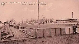 Het stadion voor de Tweede Wereldoorlog vanuit het westen gezien.