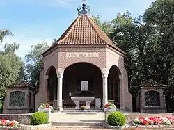 Kapel, 2 devotiehuisjes en 14 kruiswegstaties "De Kapelberg"