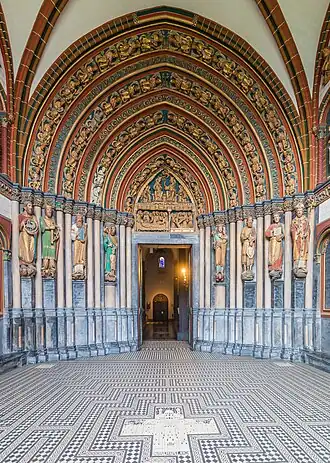 Interieur van het portaal met vloerlabyrinth