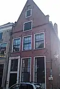 Hoekhuis met gepleisterde lijstgevel