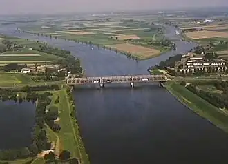 Brug bij Keizersveer over de Bergsche Maas. Rechtsboven het Oude Maasje.