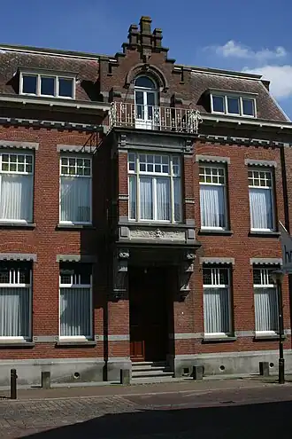 Herenhuis (notarishuis), gebouwd overgangsstijl met kenmerken van art nouveau. Thans is het in gebruik als woonhuis met artsenpraktijk