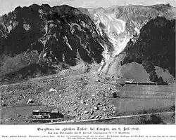 De bergstorting van de Große Tobel op 9 juli 1892 gezien uit het zuiden, vooraan de bedolven postweg in het midden de bedolven spoorlijn.