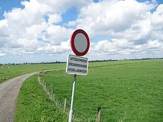 De 'Boezemweg' met links de polder en bergboezem