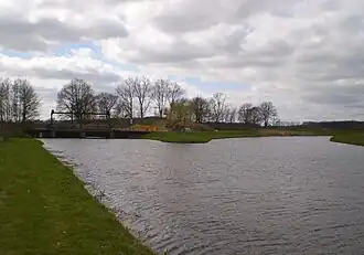 De Berkel bij verdeelwerk Warken; rechts het afleidingskanaal, dat bij sluiscomplex Eefde in het Twentekanaal uitkomt.