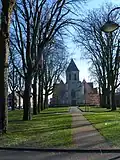 Beboomd dorpsplein en kerksite