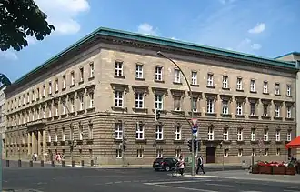 Het voormalig Rijksministerie van Wetenschap, Onderwijs en Cultuur.