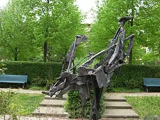 Detail van sculptuur zonder titel (1990) in Berlijn