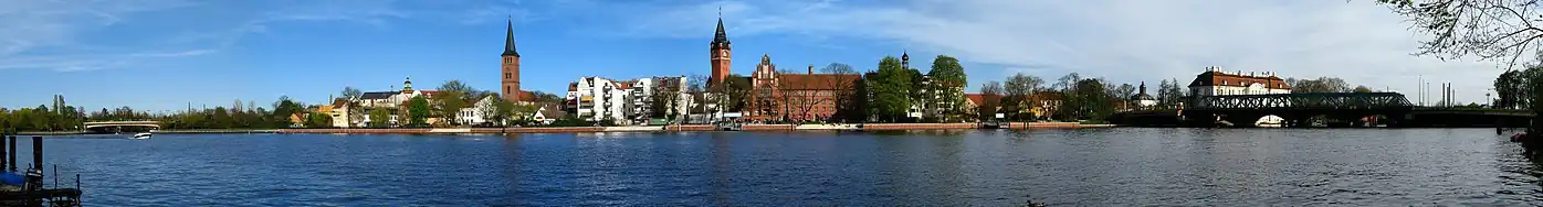 Zicht op de oude binnenstad van Köpenick, gezien vanaf de wijk Spindlersfeld aan de overzijde van de Dahme, met onder meer (v.l.n.r.) de Dammbrücke, de Sint-Laurentiuskerk, het stadhuis, slot Köpenick en de Lange Brücke.