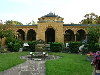 Hoofdingang en -gebouw (2005)