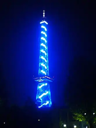 Foto van de Funkturm in Berlijn, met blauwe nachtverlichting