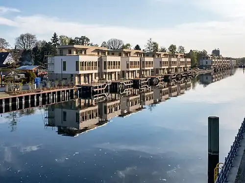 Tegeler Hafen met in 2017 gebouwde luxehuisjes op het Humboldtinsel