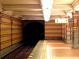 Perron van metrostation Karl-Bonhoeffer-Nervenklinik