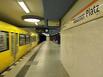 Perron van station Nauener Platz, een typisch voorbeeld van jaren-70-architectuur