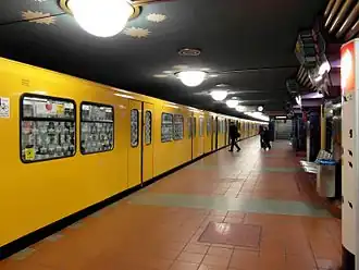 Het bont gedecoreerde perron van station Paulsternstraße