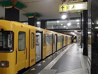 Het weelderige metrostation Rathaus Spandau
