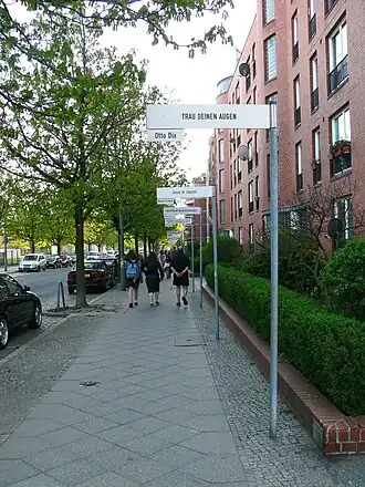 Botschaften (1996/7) van Silvia Breitwieser in de Jakobstraße