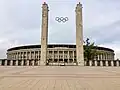 Zicht op het stadion met de Olympische ringen.
