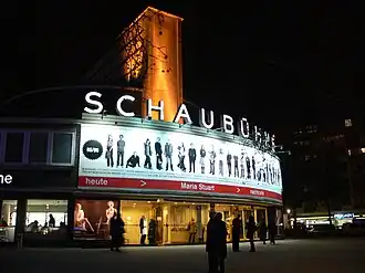 De Schaubühne bij avond