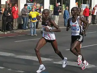 Kiprop (rechts) tijdens de marathon van Berlijn in 2008