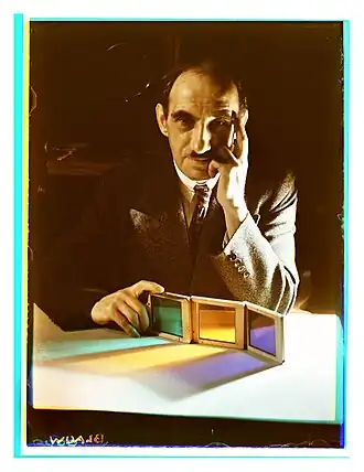 Zelfportret uit 1935 met zijn kleurscheidingsnegatieven op de voorgrond