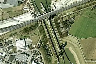 De sluizen vanuit de lucht gezien, aan de noordzijde van Rijksweg 15 is de aanbouw van de Betuweroute zichtbaar